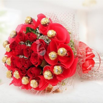 Red roses with Ferrero R...